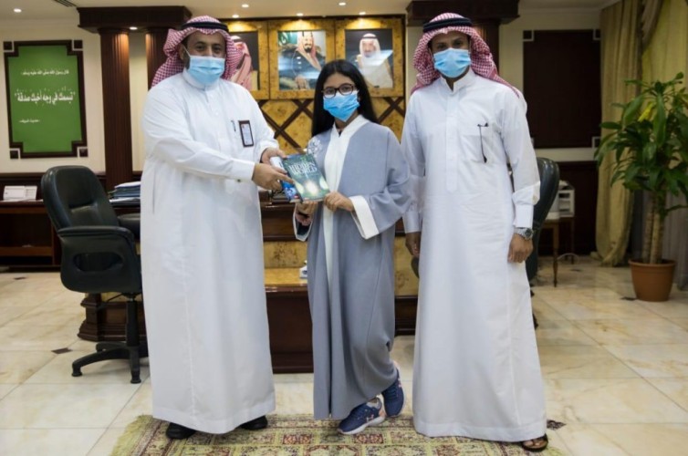 مدير تعليم الشرقية يستقبل أصغر مؤلفة في العالم