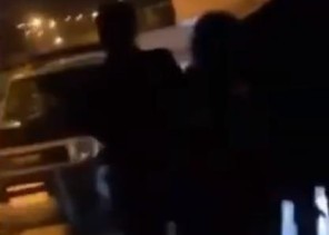 يمشي  بطريقة غريبة .. شرطة الباحة تطيح بجني المقابر ومروع المارة في الشوارع – فيديو