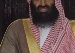 المفرج يرقد على السرير الأبيض المفرج يرقد على السرير الأبيض