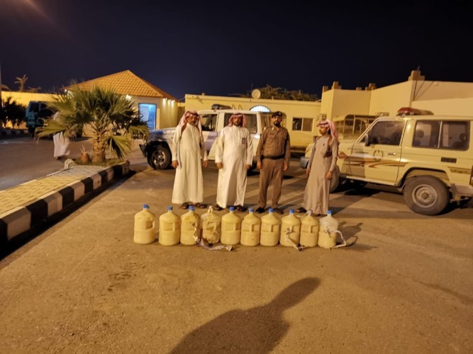 شرطة الدرب تداهم موقع اتخذه عمالة إفريقية لصناعة الخمور وضبط كميات كبيرة من مادة العرق المسكر