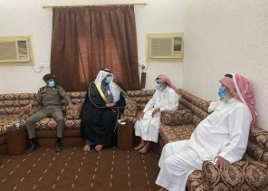 محافظ العيدابي ينقل تعازي القيادة الرشيدة لذوي شهيد الواجب ” الغزواني “ محافظ العيدابي ينقل تعازي القيادة الرشيدة لذوي شهيد الواجب ” الغزواني “