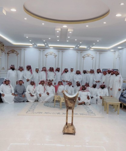 امتدت أواصر الصداقة منذ أعوام .. الزملاء في أمن الطرق يجتمعون في مائدة عشاء فاخرة في ديوان رئيس رقباء متقاعد “عوض سعود القلادي