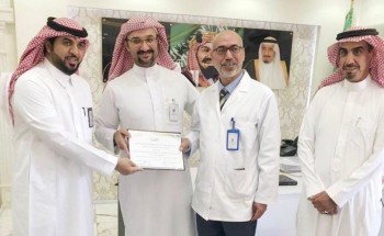 مدير الشؤون الصحية يكرم عدة أطباء بمستشفى القريات مدير الشؤون الصحية يكرم عدة أطباء بمستشفى القريات