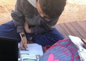 شاهد: مواطن يضطر للخروج من منزله مع أبنائه وزوجته يومياً للبحث عن شبكه الإنترنت شاهد: مواطن يضطر للخروج من منزله مع أبنائه وزوجته يومياً للبحث عن شبكه الإنترنت