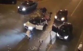 فيديو.. أموال منثورة في شارع بطنجة المغربية.. وكاميرا المراقبة تكشف عن السر