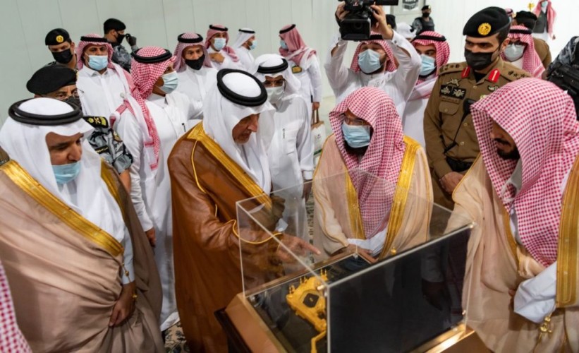 السديس يقدم مجسماً تذكارياً للمسجد الحرام إلى سمو أمير منطقة مكة المكرمة