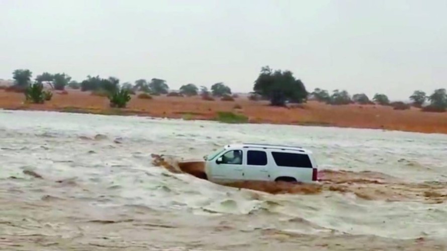 المرور: عبور الأودية أثناء جريانها يعد مخالفة مرورية .. والكشف عن عقوبتها المالية!