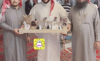 “الأستاذ عبدالرحمن بن عبيان يفتتح منزله الجديد .. و”بن مرشد” يقدم التهاني وهدية عينية رمزاً للود والاحترام