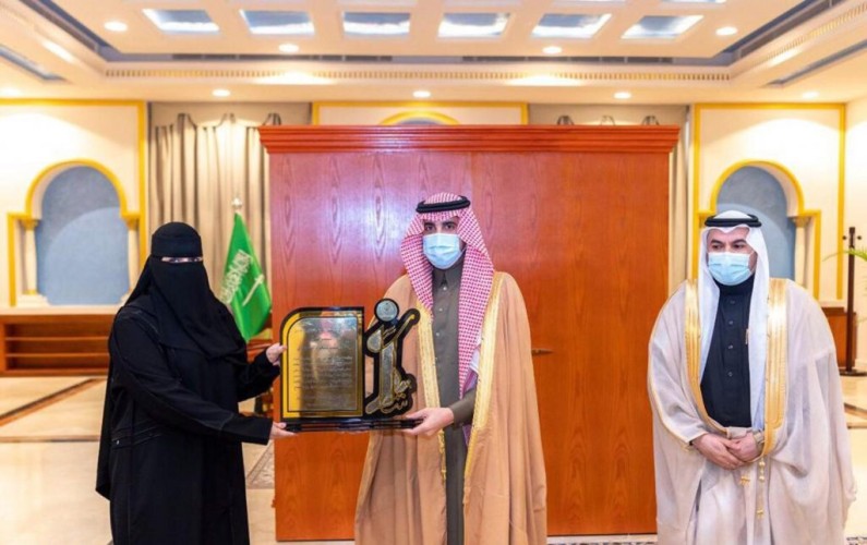 أمير الجوف يكرم الممرضة الشمري لتميزها على مستوى المملكة