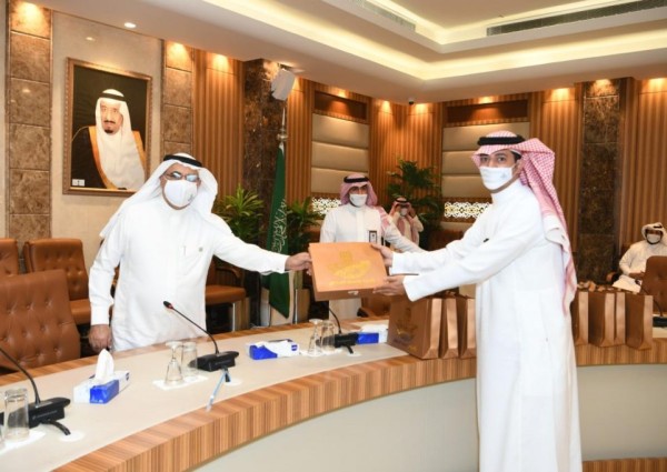 أمين الشرقية يكرم عدد من موظفي بلدية وسط الدمام المتميزين نظير جهودهم في التصدي لجائحة كورونا أمين الشرقية يكرم عدد من موظفي بلدية وسط الدمام المتميزين نظير جهودهم في التصدي لجائحة كورونا