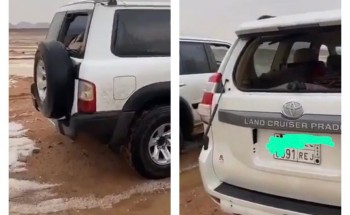 بالصور : بردية الغزالة تهشم زجاج سيارتين جنوب حائل .
