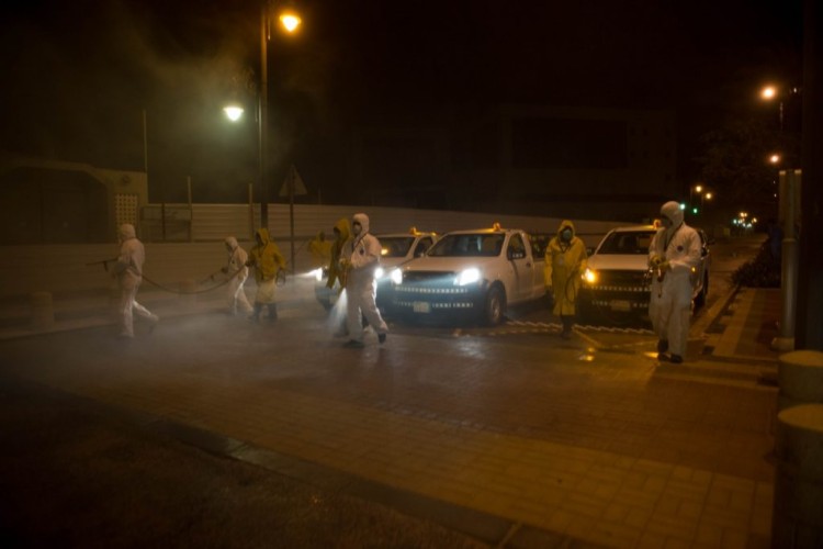 بلدية القطيف تكثف جهودها لأعمال التعقيم والتطهير في تاروت وعنك والعوامية