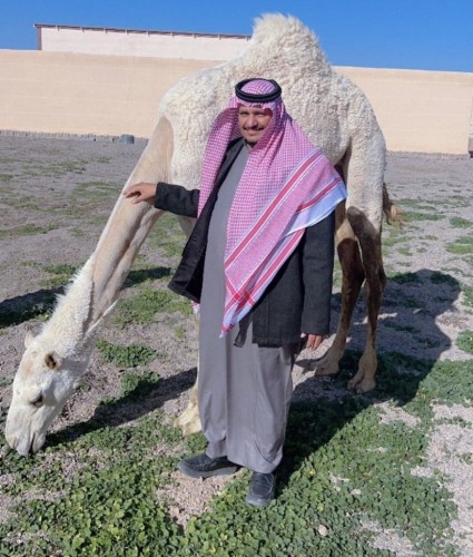 داعم المواهب.. رجل الأعمال «عايد بن عبيد بن خلف » يقدم هدية قيمة للشاعر يوسف الفريدسي تقديراً لإسهاماته