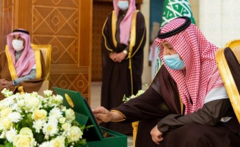 سمو أمير الباحة يدشن أول موسوعة للأدب الشفهي والطب الشعبي على مستوى المملكة بـ 3 مجلدات استغرقت 8 سنوات لإنجازها سمو أمير الباحة يدشن أول موسوعة للأدب الشفهي والطب الشعبي على مستوى المملكة بـ 3 مجلدات استغرقت 8 سنوات لإنجازها