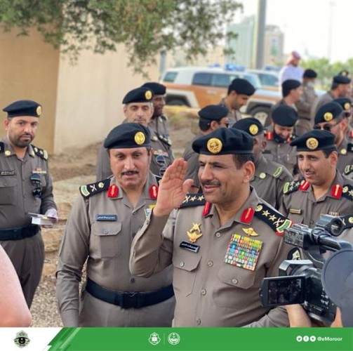 شاهد .. مدير الأمن العام يتفقد منسوبيه المنتشرين في نقاط الضبط الأمني خلال عطلة عيد الفطر