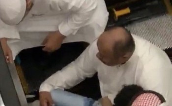 «مدني جدة» يحرر قدم طفل علقت بسلم كهربائي داخل مركز تجاري (صور) «مدني جدة» يحرر قدم طفل علقت بسلم كهربائي داخل مركز تجاري (صور)