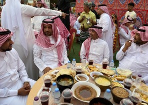 وكيل محافظة بيش يشارك أهالي حي النزلة (( العوازبه )) إفطارهم الجماعي السنوي وكيل محافظة بيش يشارك أهالي حي النزلة (( العوازبه )) إفطارهم الجماعي السنوي