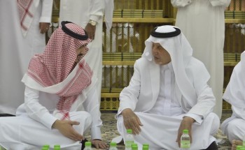 شاهد.. الأمير خالد الفيصل والسديس يشاركان رجال الأمن طعام الإفطار بالمسجد الحرام