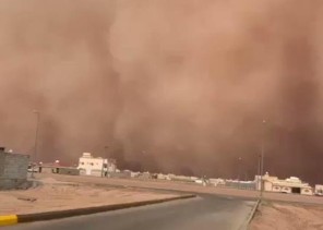 على مساحة واسعة ومرتفعة في السماء .. بالفيديو: موجة غبار وأتربة ضخمة تضرب حفر الباطن