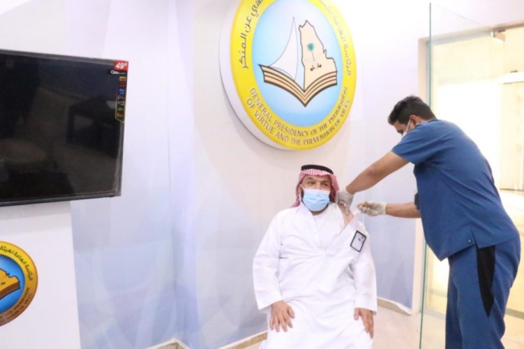 منسوبو فرع الرئاسة العامة لهيئة الأمر بالمعروف بمكة يتلقون الجرعة الأولى من لقاح ” فيروس كورونا “