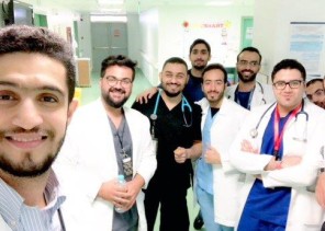 “الابتسامة” لمواجهة “التعب”.. “سيلفي” أطباء مستشفى القطيف يحصد الإعجاب “الابتسامة” لمواجهة “التعب”.. “سيلفي” أطباء مستشفى القطيف يحصد الإعجاب
