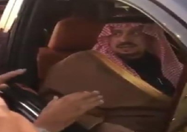 بالفيديو: مواطن يستوقف أمير الرياض ليقدم له هدية ويطلب منه توظيف نجله .. شاهد: ردة فعل الأمير فيصل بالفيديو: مواطن يستوقف أمير الرياض ليقدم له هدية ويطلب منه توظيف نجله .. شاهد: ردة فعل الأمير فيصل