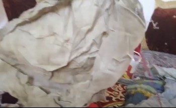 بالفيديو..مواطن يعثر على مفاجأة صادمة داخل وسادة نوم