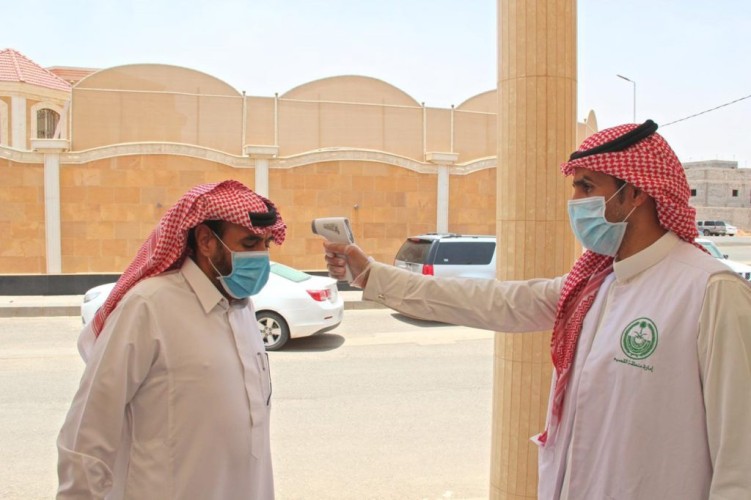 لجنة شباب النبهانية توفر العديد من أجهزة قياس الحرارة بمساجد المحافظة.