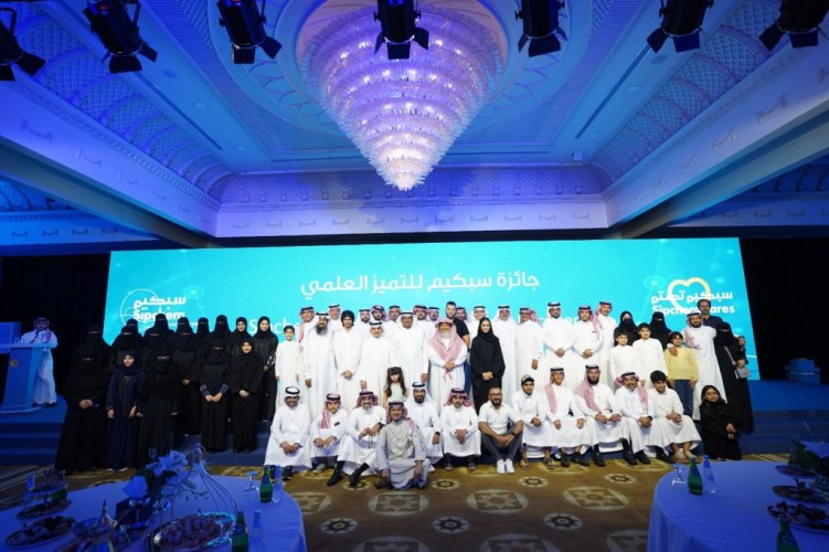 المهندس عبدالله السعدون يكرم الأيتام المتفوقين دراسيا من أيتام جمعية البر بالمنطقة الشرقية