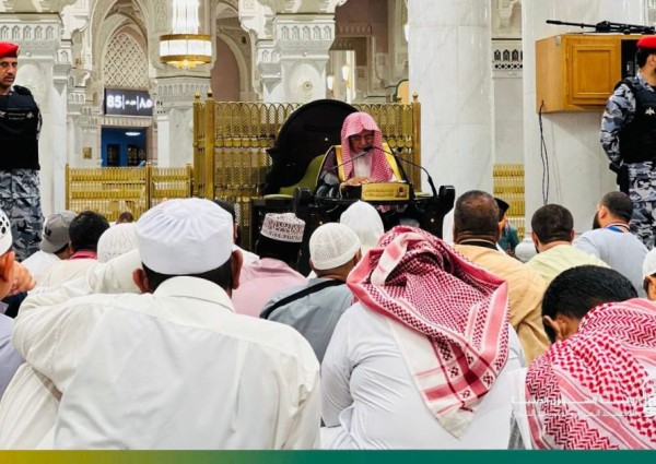 معالي الشيخ الدكتور صالح بن حميد يدشن الدورة العلمية الكبرى بعنوان : ” التوحيد في الحج ” في رحاب المسجد الحرام معالي الشيخ الدكتور صالح بن حميد يدشن الدورة العلمية الكبرى بعنوان : ” التوحيد في الحج ” في رحاب المسجد الحرام