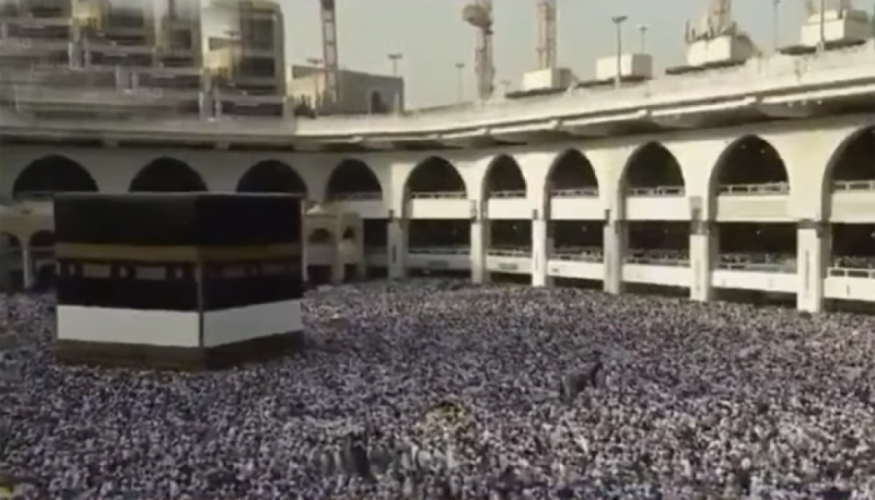 فيديو.. صحن المطاف يمتلئ بضيوف الرحمن في مشهد مهيب