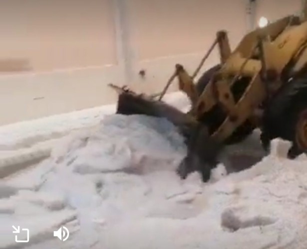 في مشهد نادر الحدوث.. شاهد.. إزالة البرد من شوارع ‎بريدة بالمعدات الثقيلة
