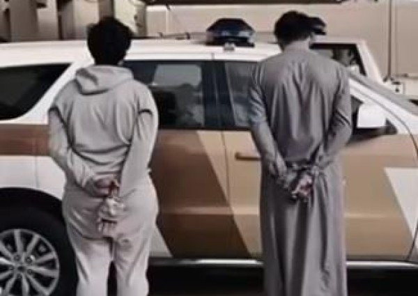 القبض على مواطنَين قاما بالاعتداء على عامل محطة وسلبه مبلغاً مالياً في عسير