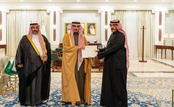 سمو أمير منطقة الجوف يستقبل الرئيس التنفيذي لجائزة الأمير محمد بن فهد ويكرم النعمان الفائز بأفضل عمل فني في النحت سمو أمير منطقة الجوف يستقبل الرئيس التنفيذي لجائزة الأمير محمد بن فهد ويكرم النعمان الفائز بأفضل عمل فني في النحت