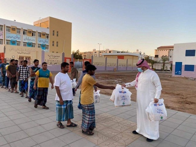 من خلال مبادرتها(يداً بيدا)غرفة صناعة تبوك توزيع 2000 وجبة صائم
