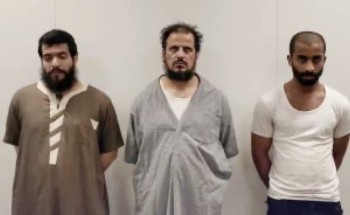 بعد ساعات من فرارهم.. أول صورة للهاربين الثلاثة عقب القبض عليهم في الكويت بعد ساعات من فرارهم.. أول صورة للهاربين الثلاثة عقب القبض عليهم في الكويت
