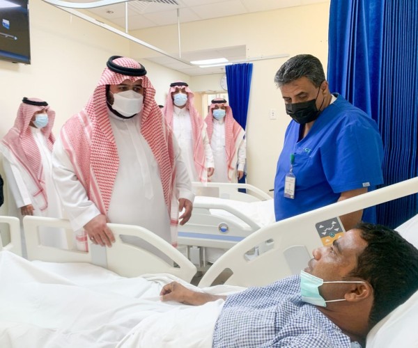 نائب أمير منطقة جازان يزور مصابي حادثة اعتداء مطار الملك عبدالله بجازان