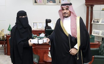 سمو نائب أمير منطقة نجران يكرّم الطالبة غيداء اليامي