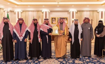سمو أمير الجوف يكرم فريق العمل بإدارة الموارد البشرية بالإمارة لتحقيقهم نسبة 100% على منصة “التزام” سمو أمير الجوف يكرم فريق العمل بإدارة الموارد البشرية بالإمارة لتحقيقهم نسبة 100% على منصة “التزام”