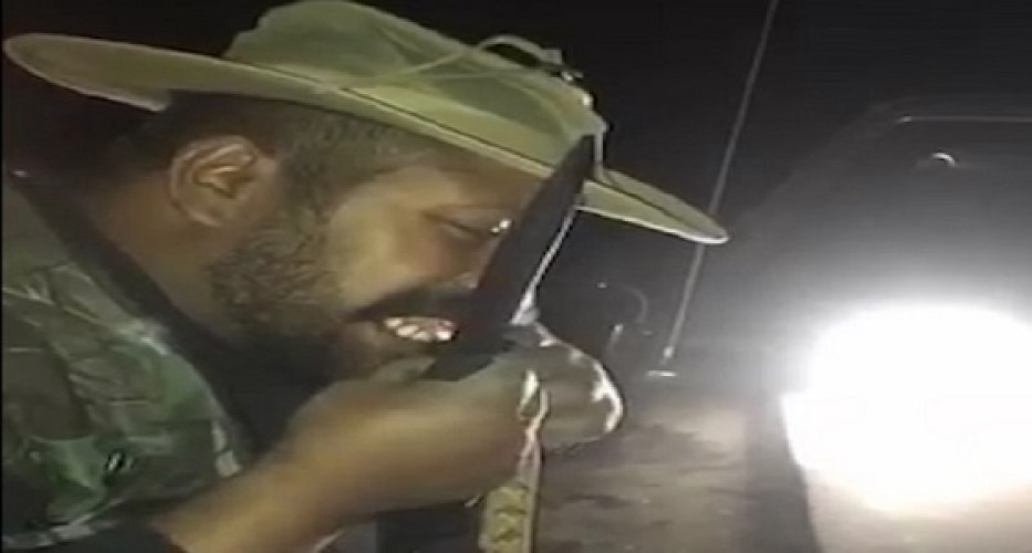 مواطن ثلاثيني يهوى صيد الثعابين السامة وأكلها
