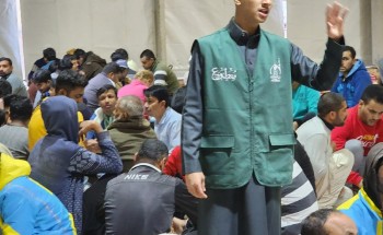 كوادر شبابية تنظم مشروع تفطير الصائمين بعرعر
