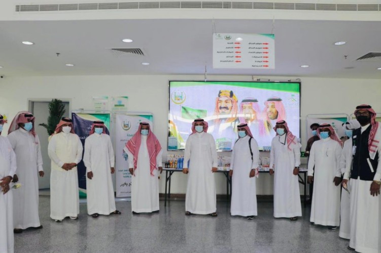 محافظ الحرث يعايد أبطال الصحة بمستشفى المحافظة