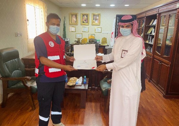 مدير هلال الجوف يكرم سفراء الحياة نيابة عن رئيس الهيئة