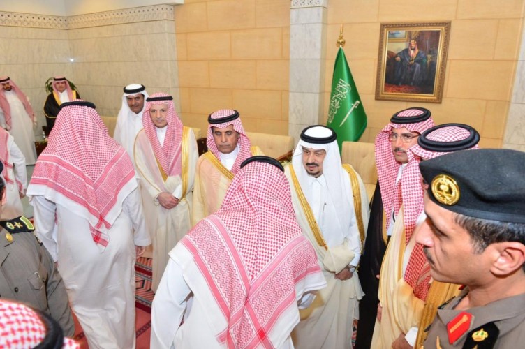 الأمير فيصل بن بندر يستقبل منسوبي إمارة منطقة الرياض