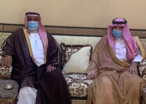 محافظ محافظة السليمي يعايد على عدداً من المواطنين في منازلهم بالمحافظة وبعض المراكز