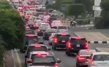 بعد الاختناقات المرورية بسبب المصطافين.. لجنة من 4 جهات لإيجاد حلول لازدحام السيارات بأبها (فيديو) بعد الاختناقات المرورية بسبب المصطافين.. لجنة من 4 جهات لإيجاد حلول لازدحام السيارات بأبها (فيديو)
