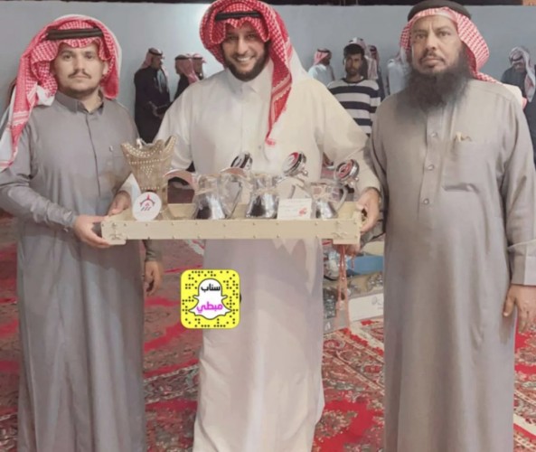 “الأستاذ عبدالرحمن بن عبيان يفتتح منزله الجديد .. و”بن مرشد” يقدم التهاني وهدية عينية رمزاً للود والاحترام