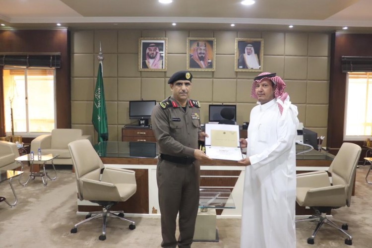 مدير شرطة منطقة القصيم يكرم الرقيب أول جمال الرشيدي نظير جهوده وتميزه في عمله ومهامه الأمنية