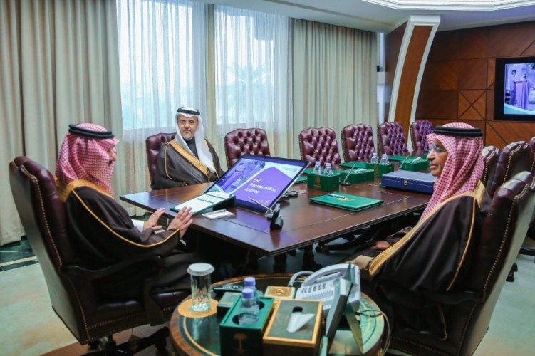أمير الشرقية يتسلم تقريراً من التجمع الصحي الأول بالمنطقة