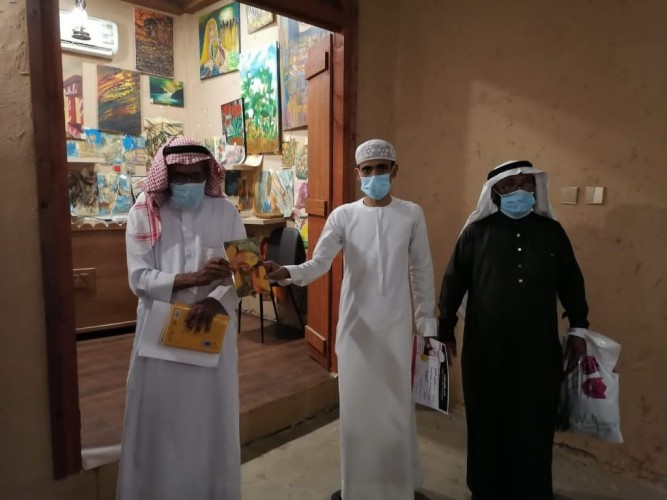 الروائي محمد الرياني يوقع كتابه بذور المانجو